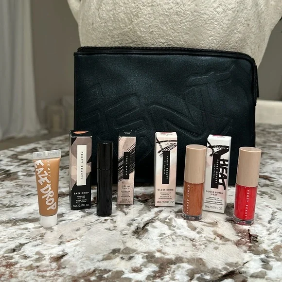 New Fenty Beauty 4 piece makeup set with black cosmetic bag - Picture 1 of 12